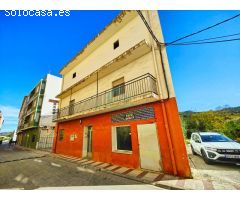 Edificio de tres alturas por terminar en Gata de Gorgos con vistas al cauce del