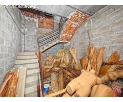 Edificio de tres alturas por terminar en Gata de Gorgos con vistas al cauce del