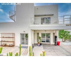 Chalet con piscina, jardín, terraza y balcón