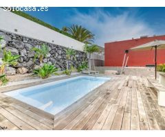 Chalet con piscina, jardín, terraza y balcón