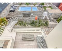 Chalet con piscina, jardín, terraza y balcón