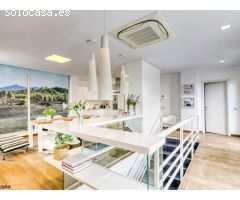 Chalet con piscina, jardín, terraza y balcón