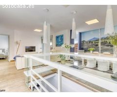 Chalet con piscina, jardín, terraza y balcón