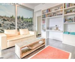 Chalet con piscina, jardín, terraza y balcón