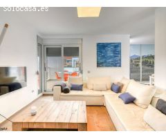 Chalet con piscina, jardín, terraza y balcón