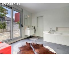 Chalet con piscina, jardín, terraza y balcón