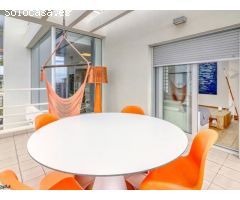 Chalet con piscina, jardín, terraza y balcón