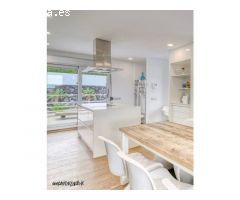 Chalet con piscina, jardín, terraza y balcón