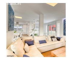 Chalet con piscina, jardín, terraza y balcón