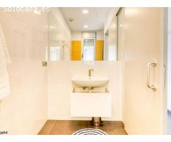 Chalet con piscina, jardín, terraza y balcón