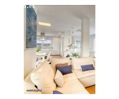 Chalet con piscina, jardín, terraza y balcón