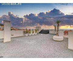 Chalet con piscina, jardín, terraza y balcón
