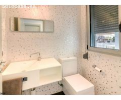 Chalet con piscina, jardín, terraza y balcón
