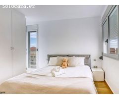 Chalet con piscina, jardín, terraza y balcón
