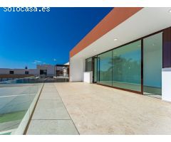 Chalet de nuev construcción con arquitectura moderna y todas las comodidades