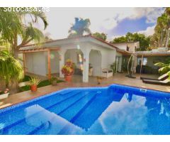 Villa moderna con piscina