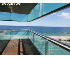 Vive la vida costera en un amplio apartamento con vistas al mar y terraza