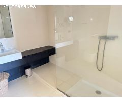 Ático con Piscina Privada y Vistas Directas al Mar