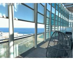 Ático con Piscina Privada y Vistas Directas al Mar