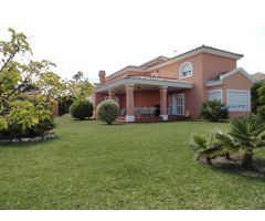 Villa independiente de 455 m2 en Estepona con vistas al mar