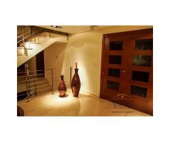 Elegancia y Comodidad: Espectacular Villa Independiente en la Mejor Zona de
