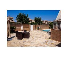 Elegancia y Comodidad: Espectacular Villa Independiente en la Mejor Zona de