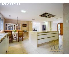 Exclusiva Villa de Lujo en Alicante Golf: Confort, Espacios Inigualables y