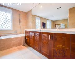 Exclusiva Villa de Lujo en Alicante Golf: Confort, Espacios Inigualables y