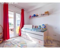 Vive la Exclusividad: Piso de Ensueño con Terraza, Vistas al Mar y Urbanización