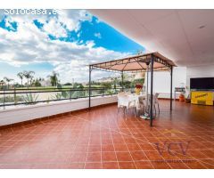 Vive la Exclusividad: Piso de Ensueño con Terraza, Vistas al Mar y Urbanización