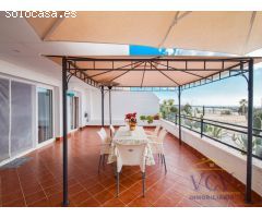 Vive la Exclusividad: Piso de Ensueño con Terraza, Vistas al Mar y Urbanización