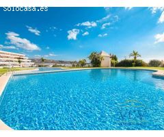 Vive la Exclusividad: Piso de Ensueño con Terraza, Vistas al Mar y Urbanización