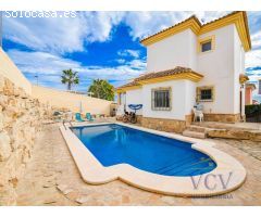 Chalet Independiente con Piscina Privada en Exclusiva Urbanización de Mutxamel