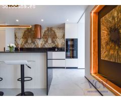 Exclusividad y Diseño con Vistas al Mar: Piso de Lujo Reformado