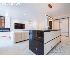 Exclusividad y Diseño con Vistas al Mar: Piso de Lujo Reformado