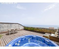 ¡Vive en el cielo de Alicante: ático de ensueño con vistas panorámicas y jacuzzi