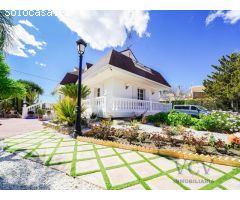 Exclusivo Chalet con Encanto Mediterráneo, Piscina Privada y Patio Andaluz en