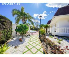 Exclusivo Chalet con Encanto Mediterráneo, Piscina Privada y Patio Andaluz en