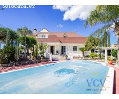 Exclusivo Chalet con Encanto Mediterráneo, Piscina Privada y Patio Andaluz en
