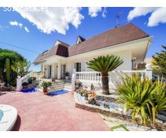 Exclusivo Chalet con Encanto Mediterráneo, Piscina Privada y Patio Andaluz en