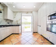 Exclusivo Chalet con Encanto Mediterráneo, Piscina Privada y Patio Andaluz en