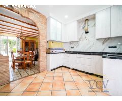 Exclusivo Chalet con Encanto Mediterráneo, Piscina Privada y Patio Andaluz en