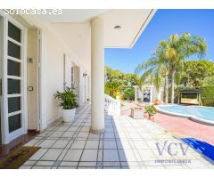 Exclusivo Chalet con Encanto Mediterráneo, Piscina Privada y Patio Andaluz en