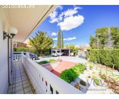 Exclusivo Chalet con Encanto Mediterráneo, Piscina Privada y Patio Andaluz en