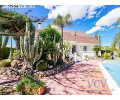 Exclusivo Chalet con Encanto Mediterráneo, Piscina Privada y Patio Andaluz en