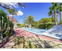 Exclusivo Chalet con Encanto Mediterráneo, Piscina Privada y Patio Andaluz en