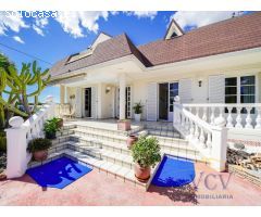 Exclusivo Chalet con Encanto Mediterráneo, Piscina Privada y Patio Andaluz en