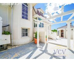Exclusivo Chalet con Encanto Mediterráneo, Piscina Privada y Patio Andaluz en