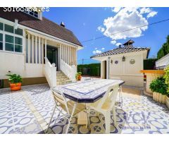 Exclusivo Chalet con Encanto Mediterráneo, Piscina Privada y Patio Andaluz en