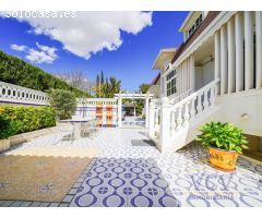 Exclusivo Chalet con Encanto Mediterráneo, Piscina Privada y Patio Andaluz en